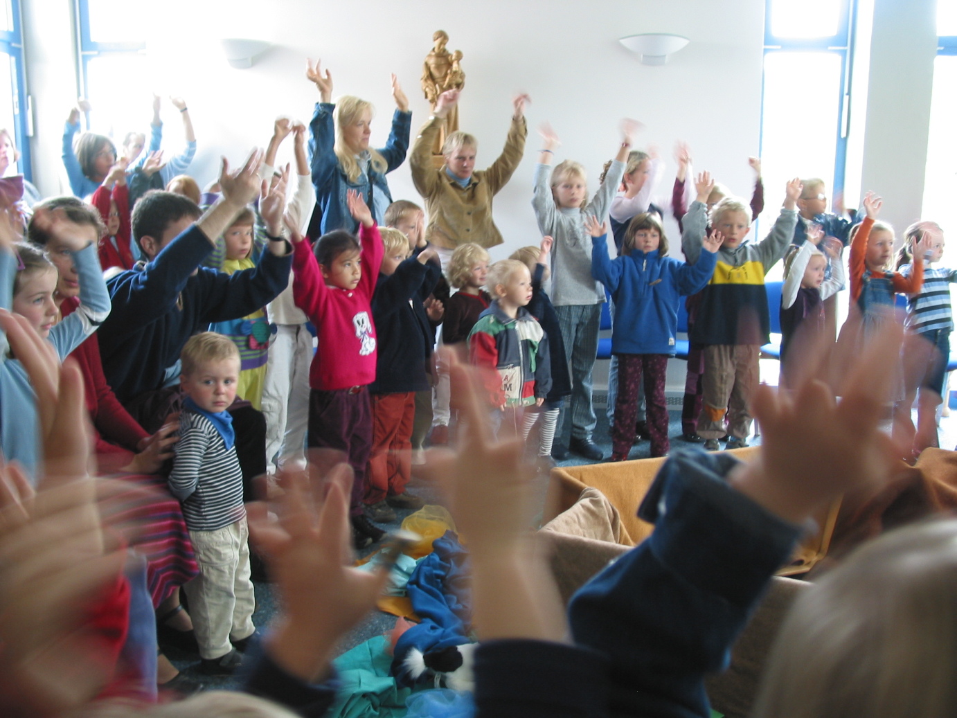 Kinderkirche in Eltersdorf St. Kunigund tanzende Kinder
