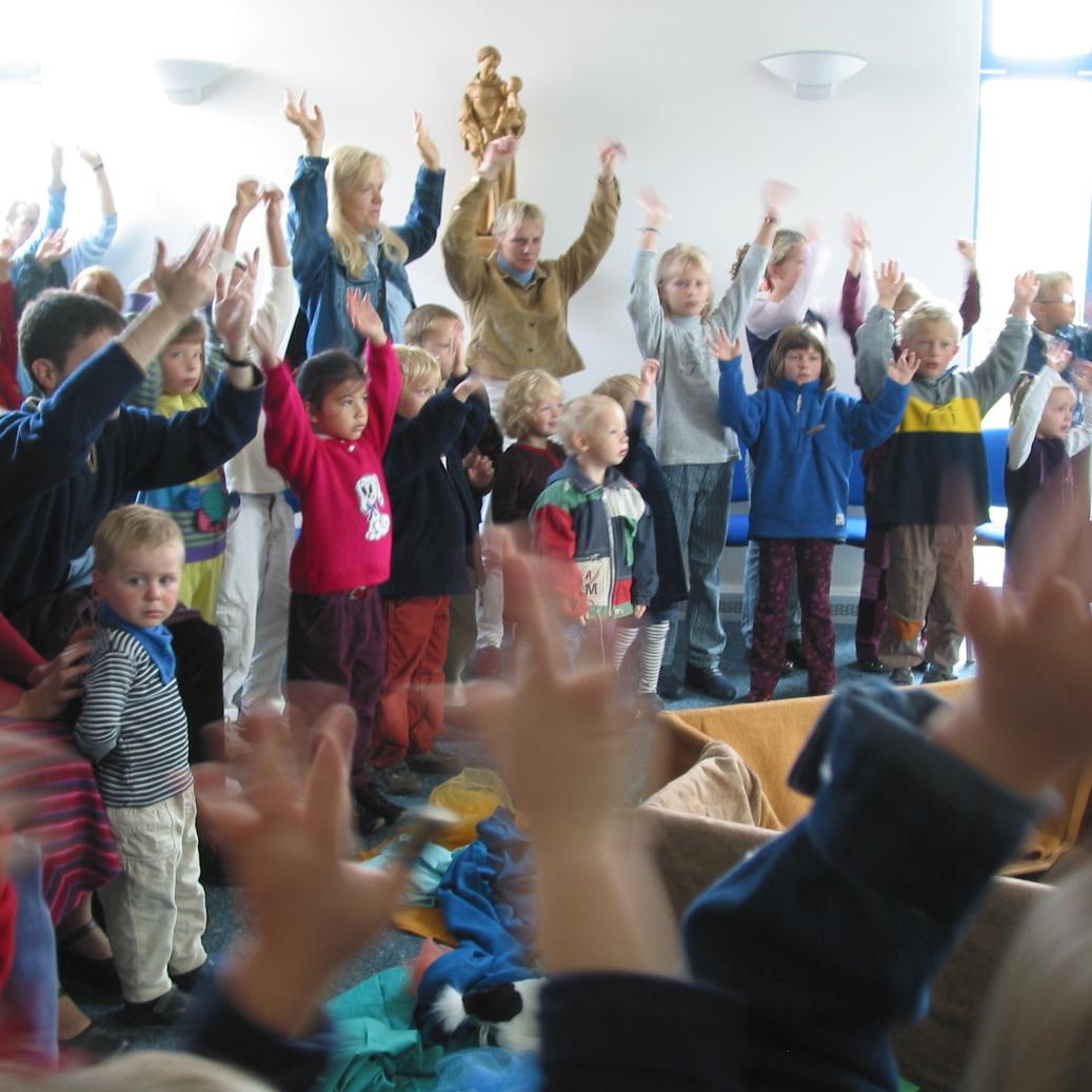 Kinderkirche in Eltersdorf St. Kunigund tanzende Kinder